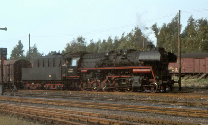 58 3030 vor einem der Nahgüterzüge im Bahnhof Oelsnitz, am 14.08.1978