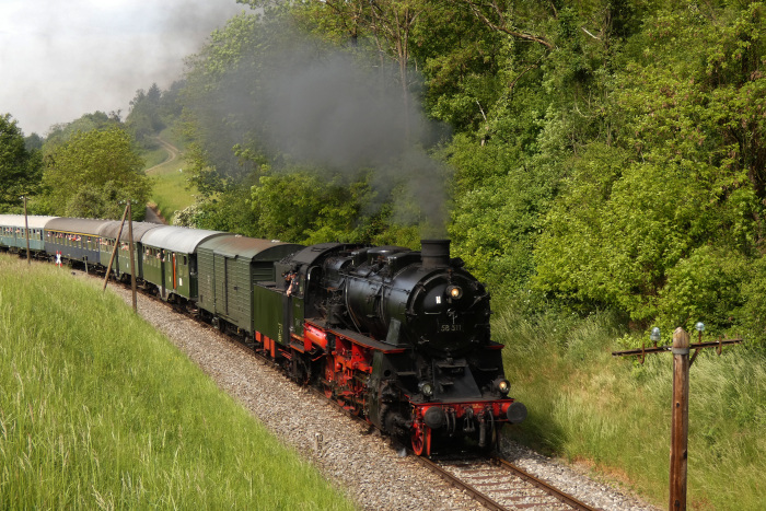 58&nbsp;311 mit Nikolaus-Sonderzug von Schelklingen nach Münsingen im wunderschönen Schandental der Schwäbischen Alb, wenige Kilometer südlich von Mehrstetten (bei km 42,2), um 12:33h am 06.12.2015.