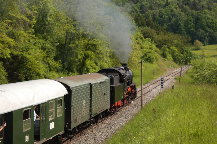 58&nbsp;311 mit Nikolaus-Sonderzug von Schelklingen nach Münsingen im wunderschönen Schandental der Schwäbischen Alb, wenige Kilometer südlich von Mehrstetten (bei km 42,2), um 12:33h am 06.12.2015.