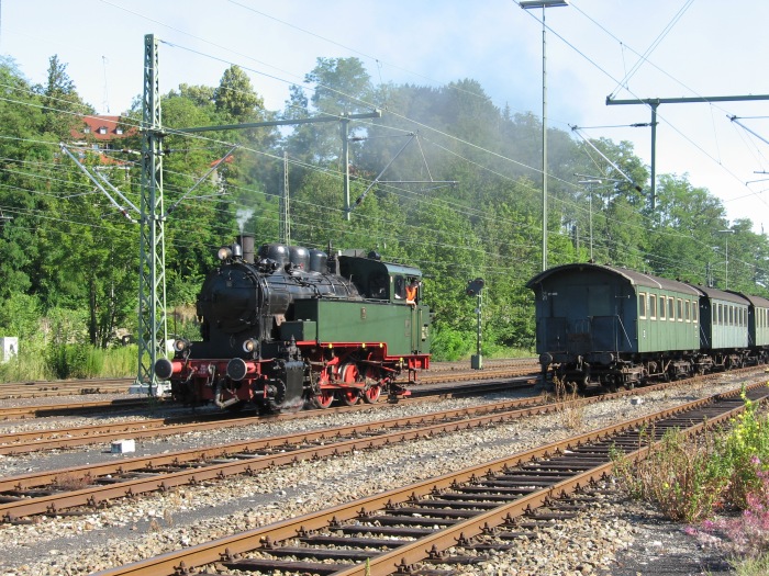 Nr.16 der GES beim Umsetzen vor den Sonderzug, im Bahnhof Nürtingen, um 9:20h am 15.07.2007