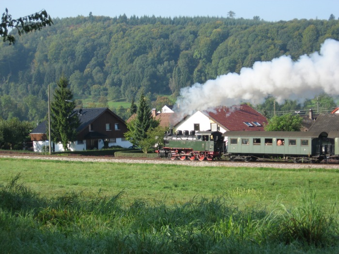 GES Lok 16 mit Zug nach Neuffen bei Frickenhausen-Kelterstraße, am 16.09.2007