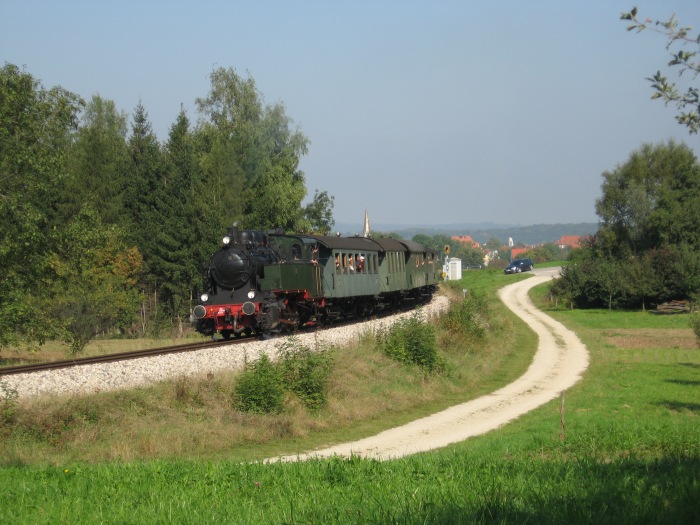 Nr.16 mit Zug nach Neuffen hinter Linsenhofen, um 17:33h am 15.07.2007