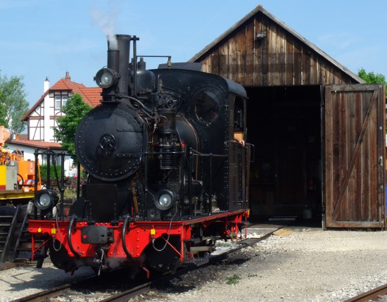 Lokomotive WN 12 vor dem kleinen hölzernen Lokschuppen in Neresheim vor ihrem ersten Einsatz an diesem Tag, um 10:05h am 19.06.2014