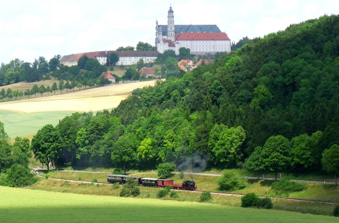 WN 12 mit Zug P 3 Neresheim→Sägmühle am Egautal, mit dem berühmten Kloster im Hintergrund, um 13:18h am 19.06.2014
