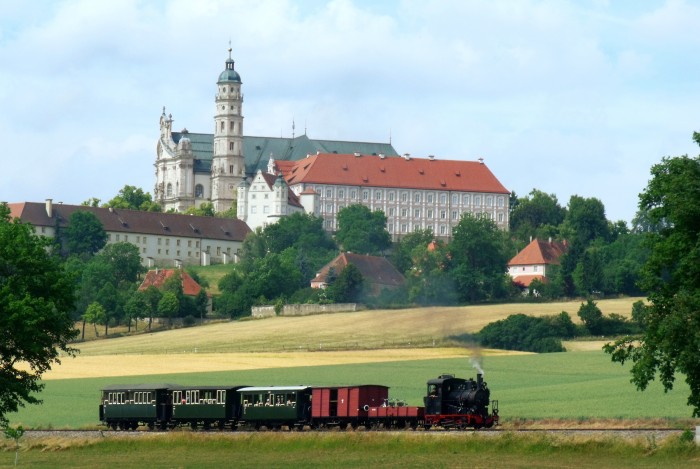 WN 12 mit Zug P 7 nach Sägmühle abwärts fahrend, wieder mit Kloster im Hintergrund, um 16:01h am 19.06.2014