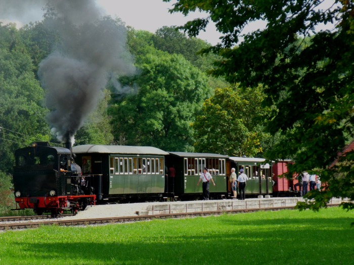 W.N.12 nun “Tv” (fast) abfahrbereit vor dem Zug P4 zurück nach Neresheim, um 13:47h am 07.09.2014
