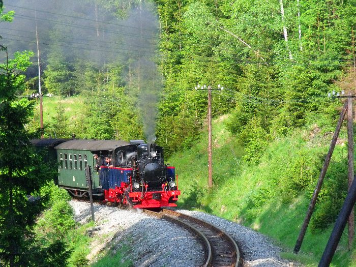 AQUARIUS C mit Zug 17 im Tal neben dem Fluß Schwarzwasser, kurz vor dem Wanderweg- Bahnübergang bei km 21,0, um 17:32h am 28.05.2012