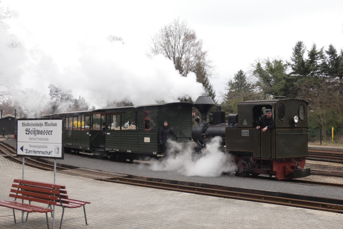 Lok&nbsp;HILAX zieht mit leeren Wagen zum Umsetzen auf das Bahnsteiggleis vor, in Weißwasser um 9:35h am 03.04.2026