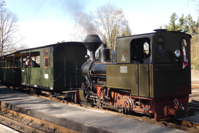 HILAX&nbsp;Tv vor dem ersten Zug des Tages Richtung Kromlau, am Bahnsteig in Weißwasser, um 9:26h am 05.04.2026