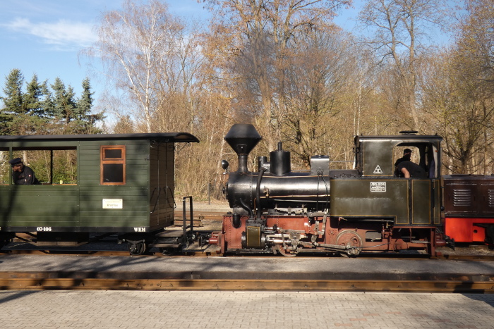 HILAX&nbsp;Tv vor dem ersten Zug des Tages Richtung Kromlau, am Bahnsteig in Weißwasser, um 9:27h am 05.04.2026