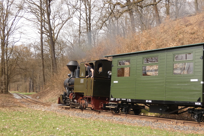 HILAX&nbsp; mit Zug Bad Muskau&rarr;Weißwasser im Kurparkgelände nahe der Bundesstraße, um 12:10h am 05.04.2026