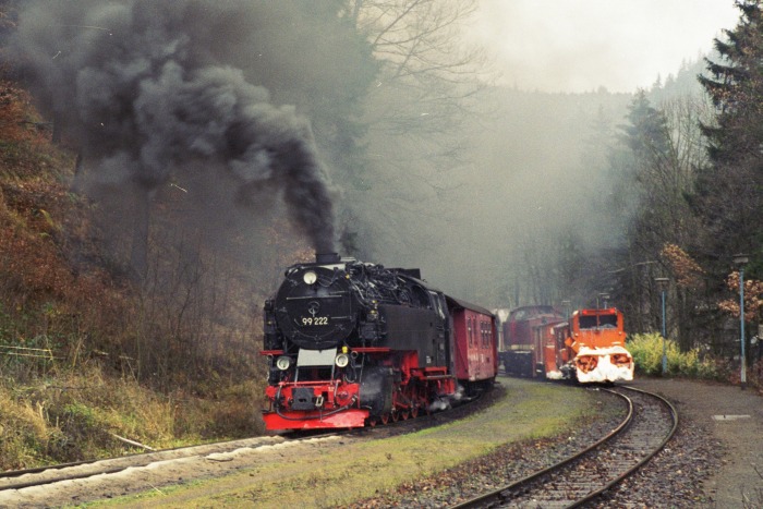 99 222 mit Zug 8903 kreuzt in Steinerne Renne die V100 871, die gerade mit dem Schneepflug von der Brockenstrecke zurück kommt, um 12:05h am 16.12.2000