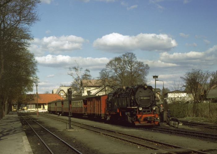 99 0240 vor P 14409 am Bahnsteig in Wernigerode, am 18.04.1982