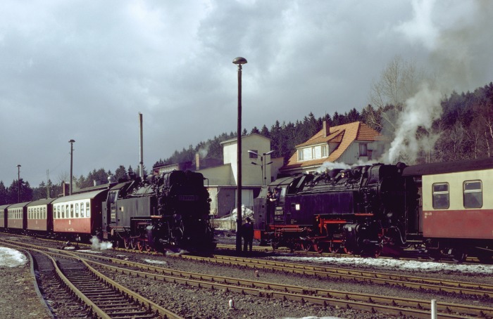 99 7237 mit P 14407 kreuzt 99 7240 Tv vor P 14404 in Beneckenstein, am 28.03.1987