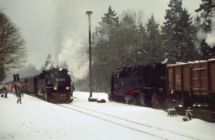 99 7235 mit P 14403 kreuzt 99 7244 Tv vor Güterzug in Drei Annen Hohne, am 20.02.1988