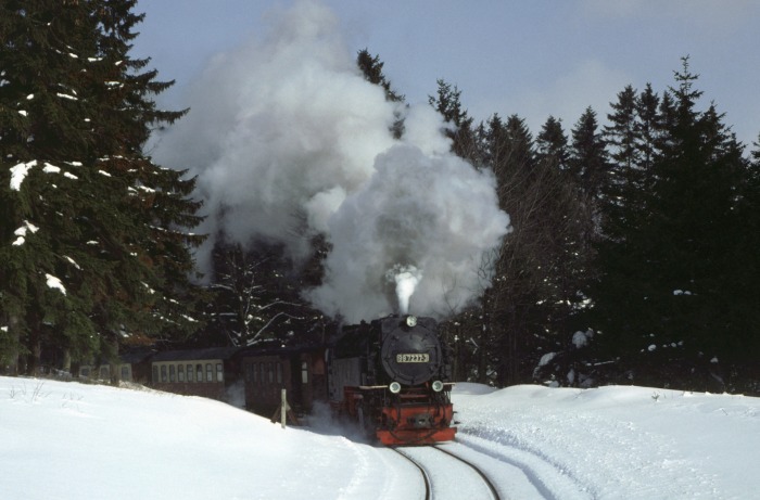 99 7237 mit P 14445 am Bahnübergang bei Drei Annen, am 05.03.1988
