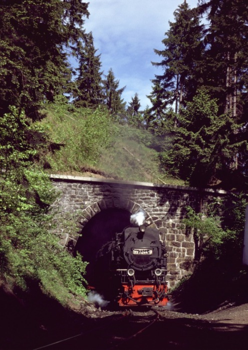 99 7244 mit P 14445 verlässt den Thumkuhlenkopftunnel, am 22.05.1988