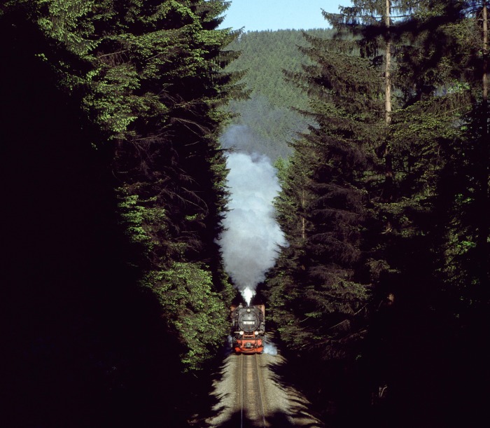 99 7237 mit Güterzug vor dem Thumkuhlenkopf-Tunnel, am 22.05.1988