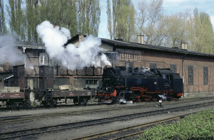 99 7231 rangiert in Wernigerode-Westerntor, am 08.04.1990