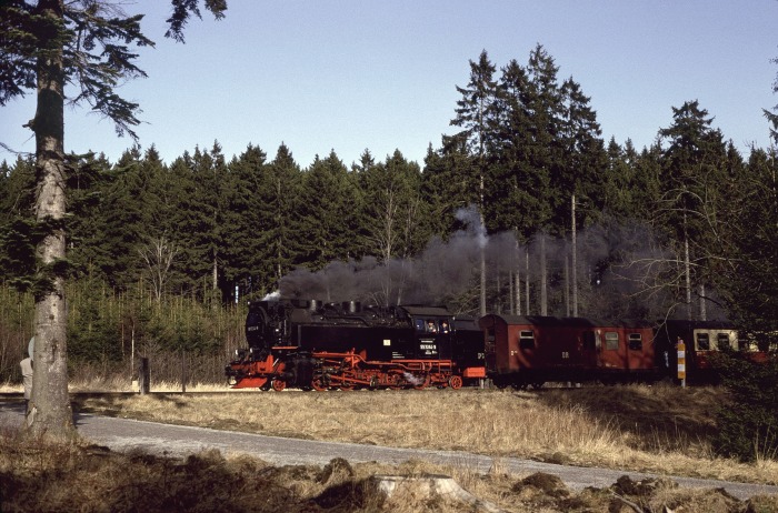 99 7244 mit P 14441 hinter Ausfahrt Drei Annen Hohne, am 09.02.1992