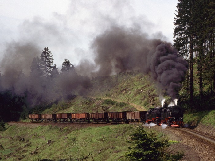 99 7233 + 99 7231 mit schwerem Kohlezug 67092 im Behretal vor Birkenmoor, am 14.05.1989