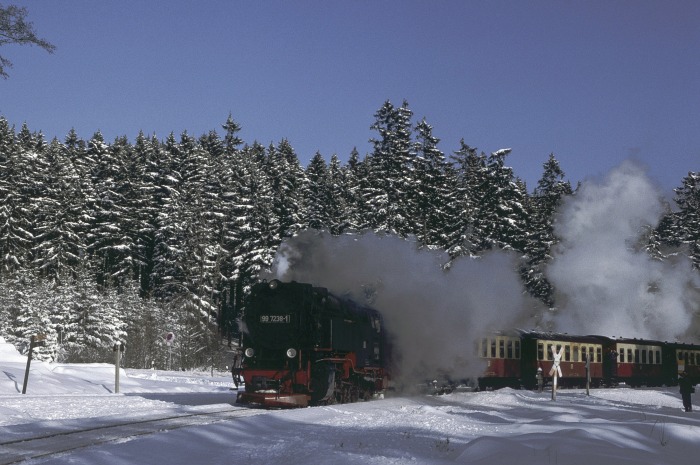 99 7238 mit Zug 8903 Ausfahrt Drei Annen Hohne, am 30.01.1993