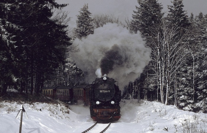 99 7244 mit Zug 8905 wieder mal Schneegestöber kurz vor dem Bahnüberggang nahe dem Gasthaus Drei Annen, um 13:20h am 19.02.1993