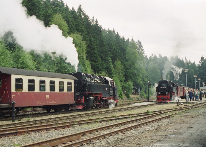 99 7239 Tv vor 8932 abwärts fahrend kreuzt die wartende 99 7244 vor dem 8933 zum Brocken, im Bahnhof Schierke, um 10:45h am 01.10.1995