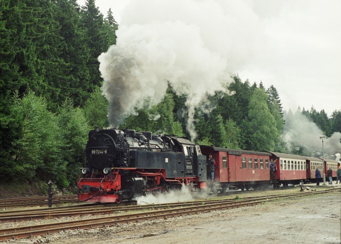 99 7244 mit Zug 8933 zum Brocken Ausfahrt Schierke, um 10:50h am 01.10.1995
