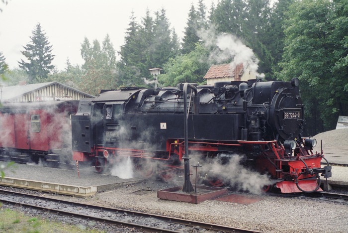 99 7244 vorm Zug 8941 erhält Wasser in Schierke, um 15:25h am 01.10.1995