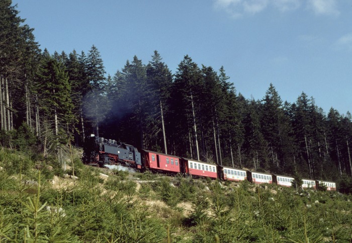 99 7236 mit Zug 8933 hinterm Brockenstraßen-Bahnübergang, am 07.03.1997