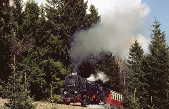 99 7245 mit Nordhäuser Zug 8920 in den Kurven vor Schierke, am 12.04.1997