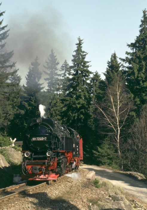99 7240 mit Zug 8940 vor Schierke, am 02.04.1999