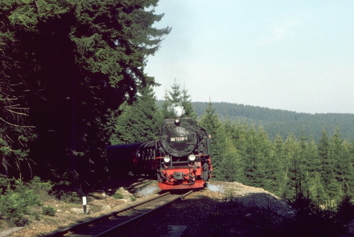 99 7238 mit Zug 8945 in den Kurven vor Schierke, am 02.04.1999