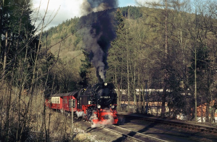 99 7242 mit Zug 8931 Abfahrt in Steinerne Renne, am 13.04.2001