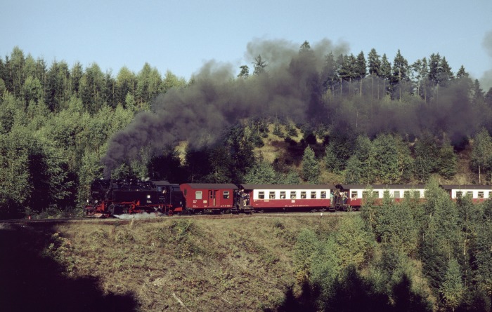 99 7243 mit Zug 8933 am Drängetal vor Drei Annen, am 06.10.2001