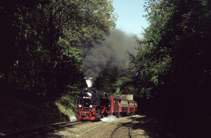 99 7241 mit Zug 8903 Durchfahrt Kreuzungsbahnhof Drängetal, am 06.10.2001