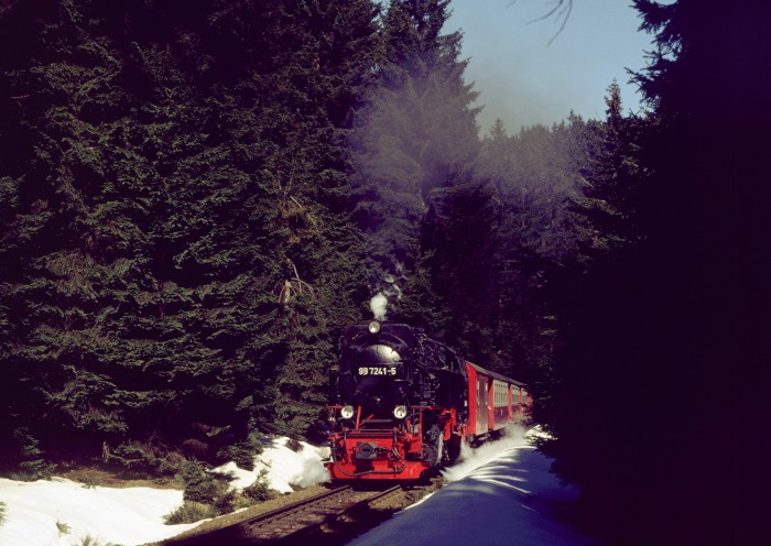 99 7241 mit Zug 8931 am Eckerloch, am 30.03.2002