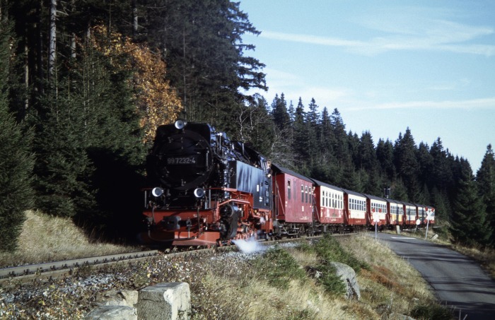 99 7232 mit Zug 8937 hinterm Brockenstraßen-Bahnübergang, am 29.10.2005