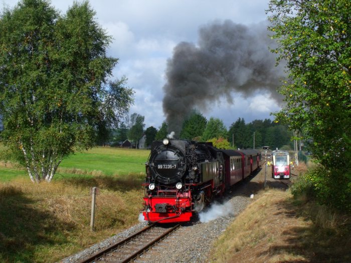 99 7235 mit Zug 8951 aus Richtung Gernrode nach Eisfelder Talmühle, kam soeben aus der Kehrschleife gefahren und verläßt nun Stiege um 10:37h am 19.09.2013
