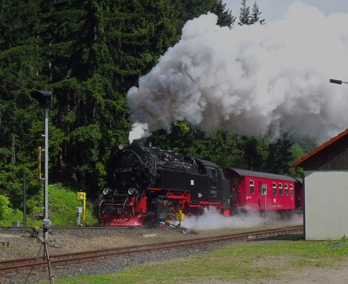 99 7234 mit Zug 8935, unverkennbar Ausfahrt Schierke, um 14:42h am 14.05.2014
