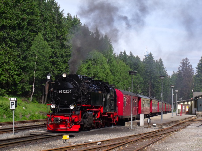 99 7232 vor Zug 8939 beim Halt im Bahnhof Schierke, um 17:30h am 08.06.2016