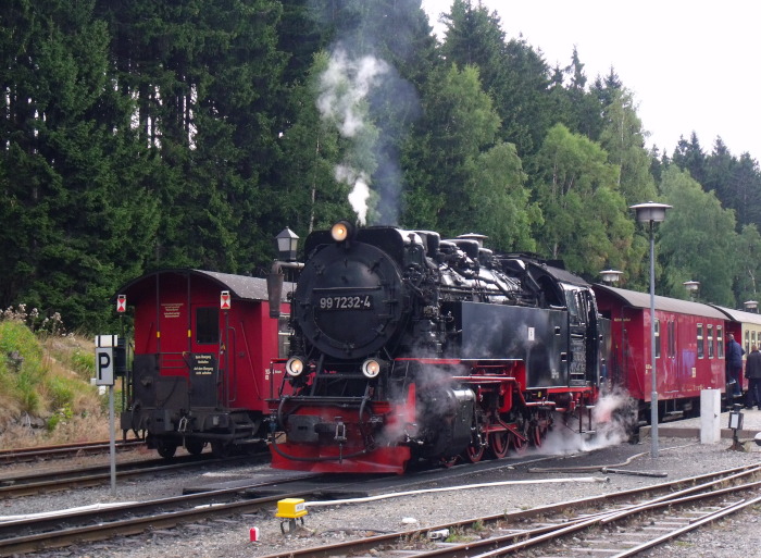 99 7232 vorm Zug 8941 beim Halt und Wassernehmen am Bahnsteig in Schierke, um 12:20h am 08.09.2019