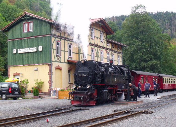 99 7240 vor Zug 8929 beim Halt in Eisfelder Talmühle, um 16:55h am 08.09.2019