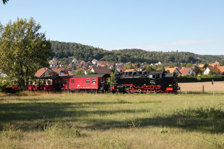 99 7243 Tv rollt mit 8962 (Harzgerode->Quedlinburg) abwärts vor der östlichen Einfahrt von Gernrode, um 9:45h am 03.09.2022