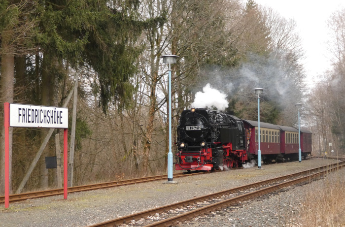 99 7247 mit Zug 8967 von Quedlinburg nach Eisfelder Talmühle Durchfahrt Friedrichshöhe, um 16:27h am 02.04.2023