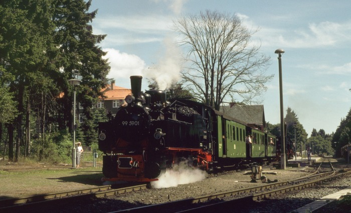 99 5901 mit Sonderzug zum Brocken, Abfahrt in Drei Annen Hohne, um 11.20h am 22.07.1998