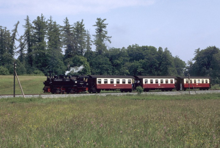 99 5906 mit Zug 8963 an den nördlichen Rambergwiesen kurz hinter Sternhaus -Haferfeld, um 11:54h am 03.06.2000