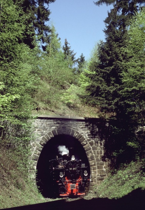 99 5901 verlässt mit Sonderzug den Thumkuhlenkopftunnel, am 12.05.2001