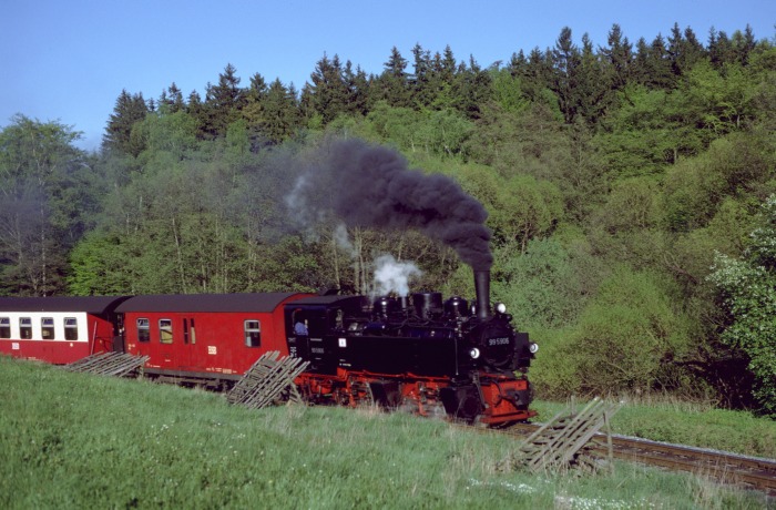99 5906 mit 8957 nördliche Rambergwiese hinter Sternhaus-Haferfeld, am 12.05.2001